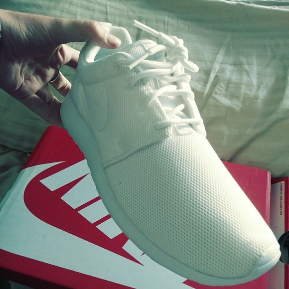 Size 8.5 FIT LIKE 7.5 Nike Womens Roshe ones - Picture 2 of 2